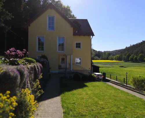 Deuerling Appartement | Ferienhaus am Bach mit großem Garten