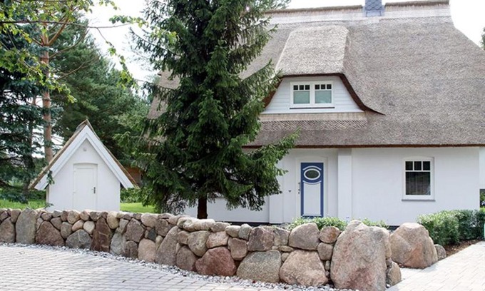 Trassenheide Maison | Ferienhaus Rubin mit Sauna und Kamin, Reetdachhaus am Walde