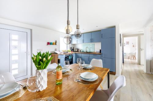 Joachimsthal Maison | Ferienhaus Seeliebe 70 QM I 2 Schlafzimmer I 5 min zum See I überdachte Terrasse I nahe Werbellinsee
