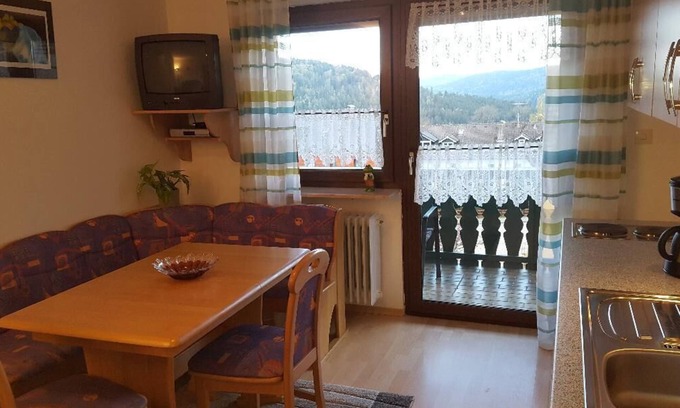 Bayerisch Eisenstein Appartement | Appartement dans la forêt bavaroise avec vue sur le grand Arber.