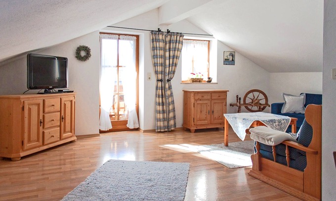 Hohenaschau im Chiemgau Appartement | Ferienwohnung II° "Bergstüberl" mit extra Schlafzimmer und Balkon, 60 qm