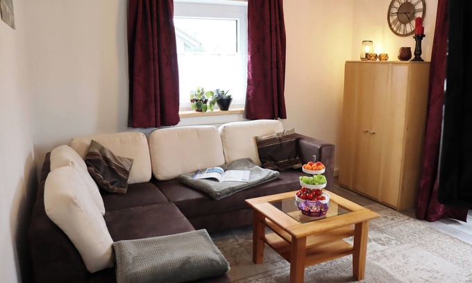 Traunreut Appartement | Ferienwohnung 55qm mit Balkon und Gartenblick