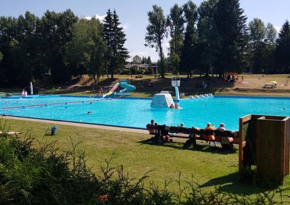 Grossbreitenbach Maison | Ferienwohnung am Schwimmbad