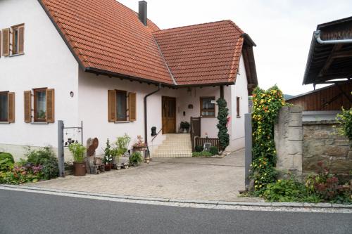 Dingolshausen Appartement | Ferienwohnung am Rathaus