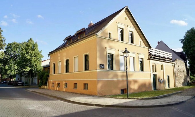 Barby Appartement | "Ferienwohnung am Schloss" - Ferienwohnung mit Blick auf das Barbyer Schloss, 5 Gehminuten bis zur Elbe