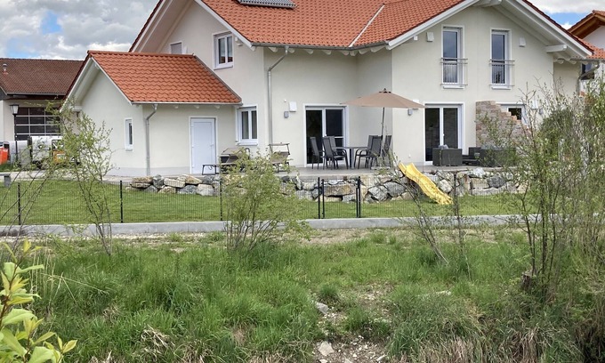 Oberhausen Appartement | Ferienwohnung an der Ach mit Großer Terrasse und Garten