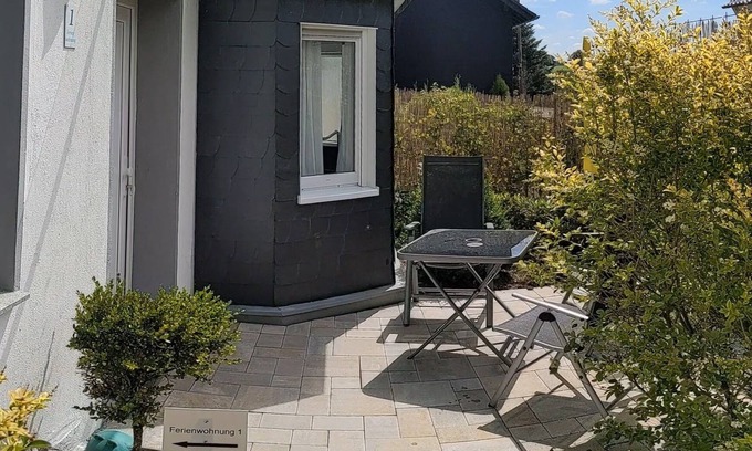 Hueckeswagen Appartement | Ferienwohnung auf dem Land 1-4 Personen, Eigener Eingang und Terasse