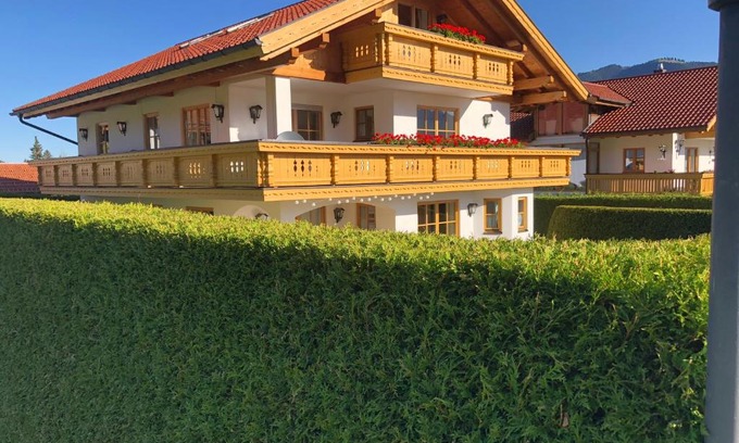 Unterammergau Appartement | Ferienwohnung Bergblick für 10 Personen