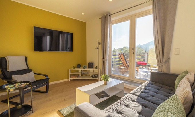 Heringhausen Appartement | Ferienwohnung Bergblick mit Balkon und Garten - Familienfreundlich