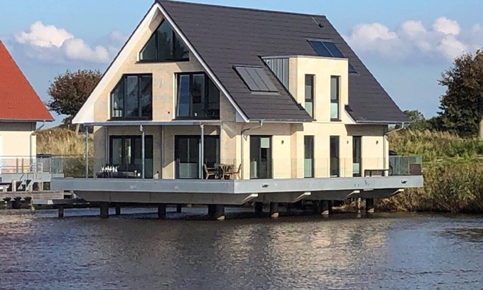 Harlesiel Appartement | Ferienwohnung Direkt auf dem Wasser mit Traumhaftem Blick auf den Yachthafen