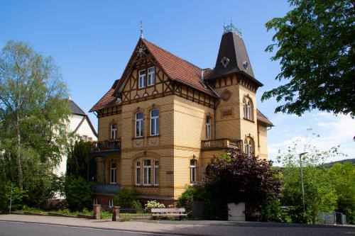 Bad Wildungen Appartement | Ferienwohnung Hufelandstern bis 7 Personen - mit E-Ladesäule!