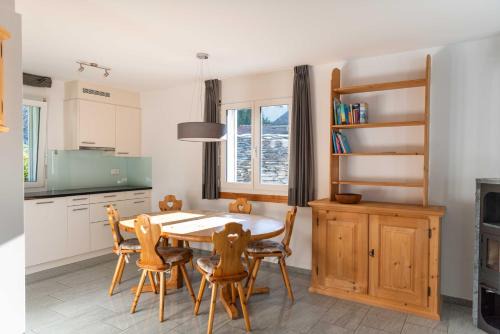 Spluegen Appartement | Ferienwohnung Mengelt, Splügen
