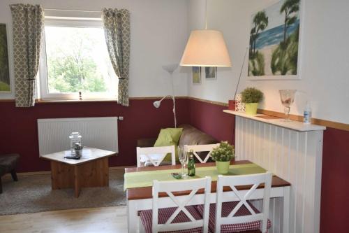 Blowatz Appartement | Ferienwohnung OG im roten Haus am Ostsee Radweg OVS 103