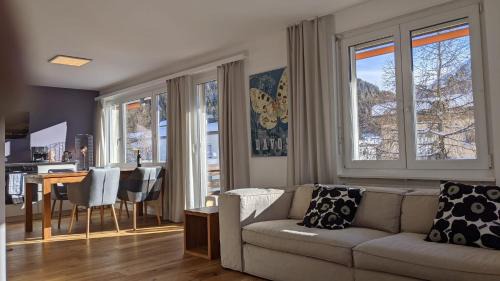 Davos-Dorf Appartement | Ferienwohnung Parsennblick mit Dachterrasse