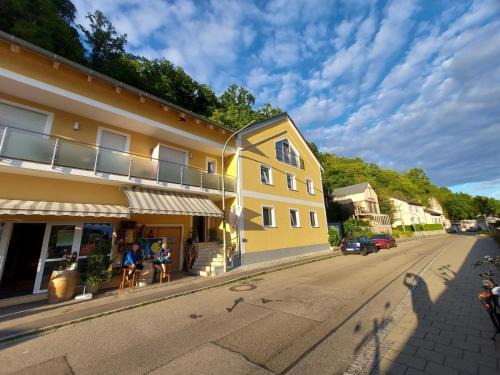 Kelheim Maison | Ferienwohnung und Zimmer zum Donaublick