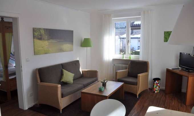 Mittenwald Appartement | Ferienwohnung Wiesengrün. Sonniges Apartment mit Balkonblick auf den Wetterstein