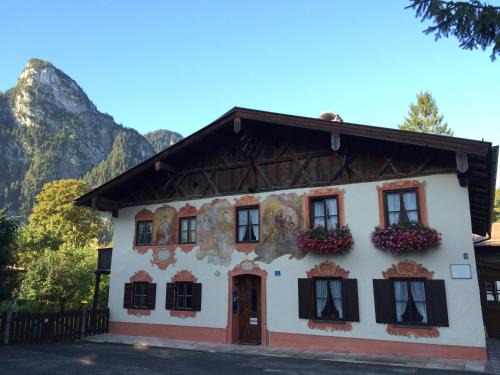 Oberammergau Appartement | Ferienwohnungen im Lüftlmalereck, Mussldomahaus
