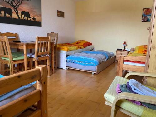 Wilhelmsdorf Maison | Ferienzimmer Oelhaf Zimmer in Gelb Self Check-In mit Key-Tresore