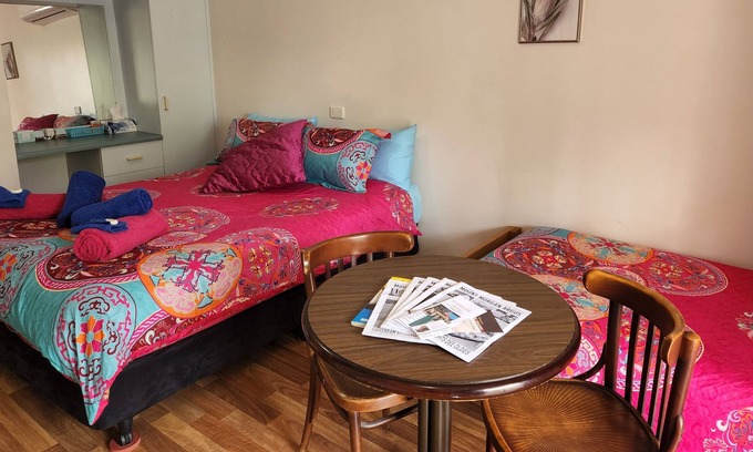 Horse Creek Cabine | Fern's Miners Rest Cabin 3, Qb plus Sb, A/C pet friendly