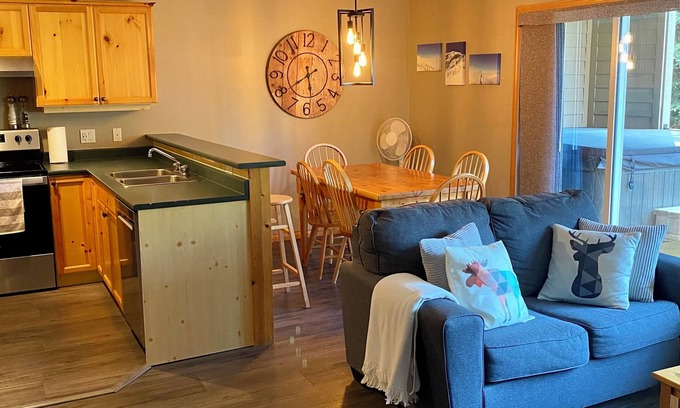 East Kootenay Copropriété | Fernie Ski-In Condo, 2 bed, 2 bath, with private hot tub and BBQ.