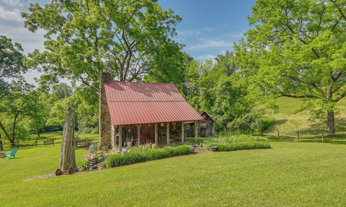Smith River Cabine | Ferrum Rustic Cabin in the Valley w/ Fire Pit