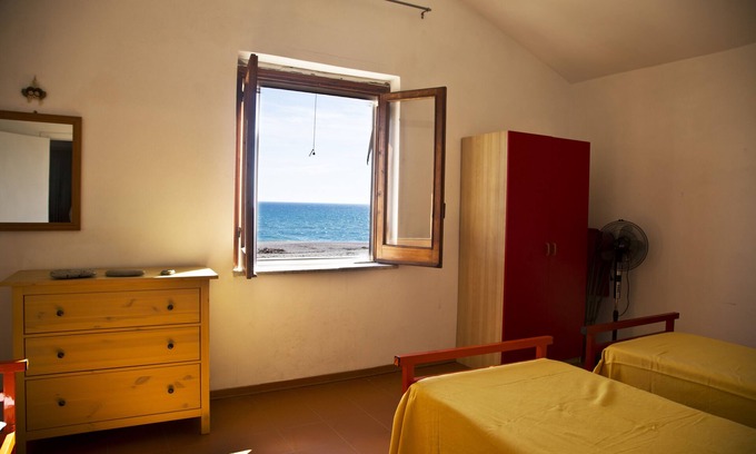 Ferruzzano Maison | Partie de la villa Ferruzzano avec une vue imprenable et un accès direct à la mer