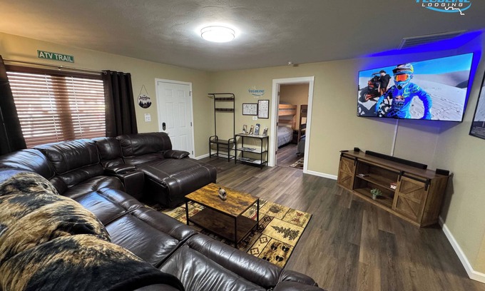 Matewan Maison | FeudLine Lodging - Hatfield-McCoy - Downtown Matewan - Large Groups