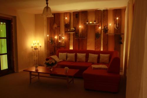 Kirch Mulsow Appartement | Fewo Kerzenzimmer - Märchen aus Wachs und Flamme