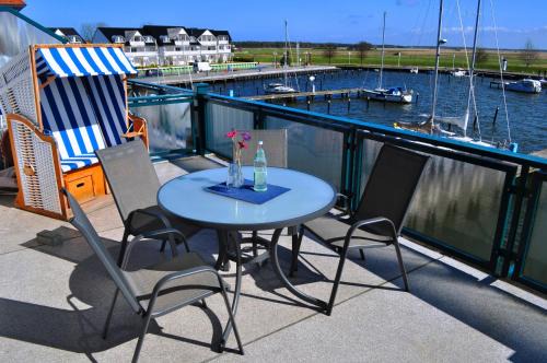 Karlshagen Appartement | Fewo Sonnensegler Usedom direkt am Yachthafen mit Terrasse Parkplatz WLAN