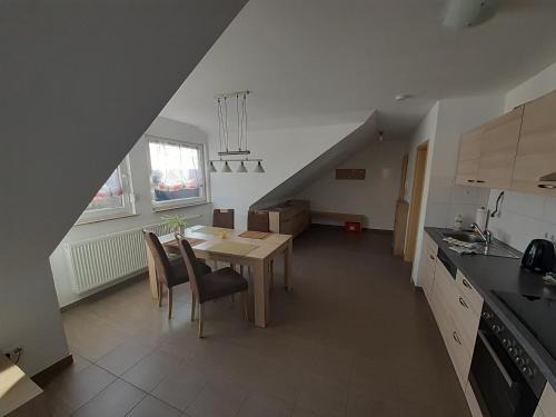 Sulzbach am Main Appartement | Fewo Steinhohle, DG 45qm, 1 Schlafzimmer & 1 Wohn-Esszimmer mit Bett