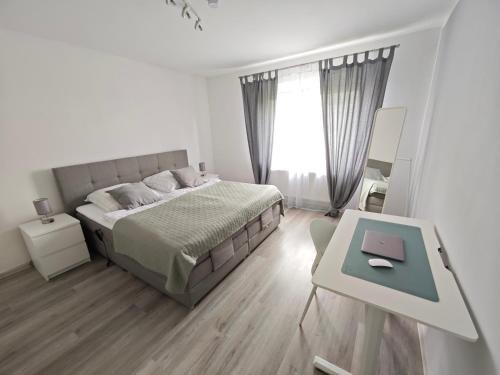 Hof Appartement | FH-Nähe: Modernes Apt mit Balkon