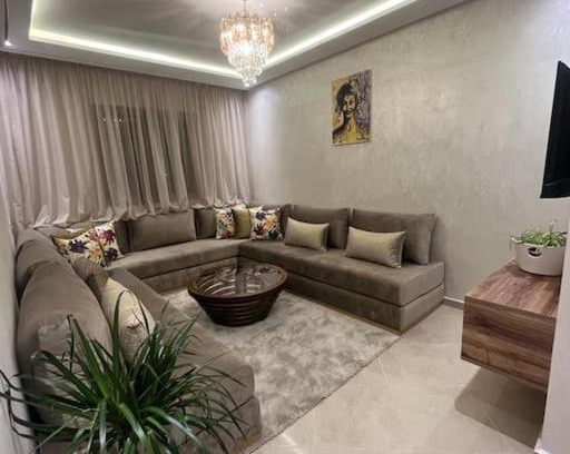 Swiss City Appartement | fibre optique, propre, calme, équipé, caméras de surveillance, climatisations réversibles pour chauffer, télévisions, parking, parc, agadir, 7 personnes, accès à pieds aux magasins, cafés et restaurants