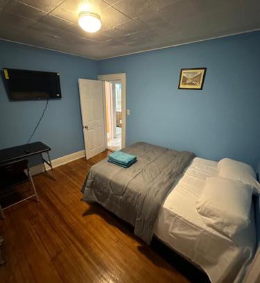 Irvington Maison | Fidelia Emerald Room Queen Bed within minutes of Newark Liberty International Airport and Newark Penn Station