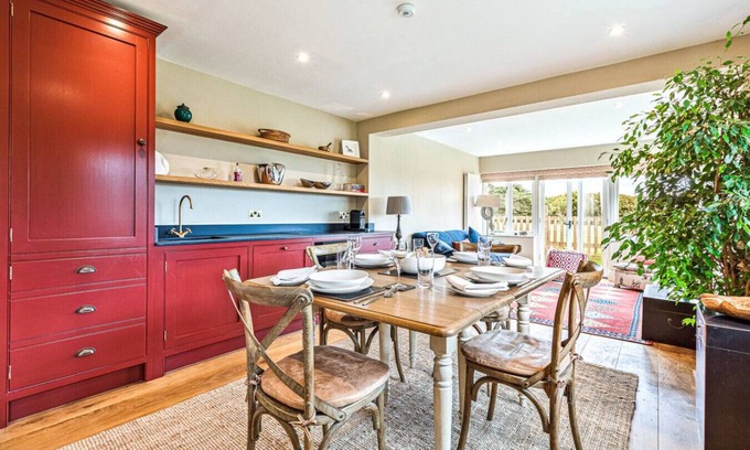 Maidensgrove Maison | Fieldview Cottage with parking