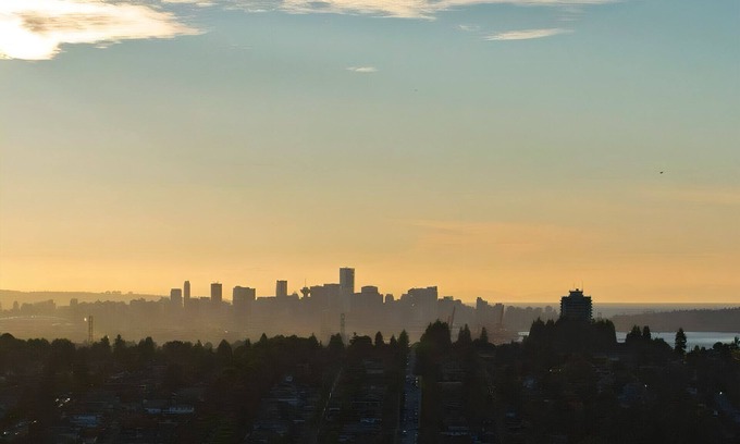 Burnaby Maison | ⚽ FIFA World Cup Luxury Stay | Sleeps 11 | Pool + Hot Tub + Views of BC Place