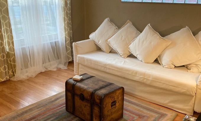 St. Louis Hills Maison | FIFTIES CLASSIC: cozy, convenient, comfortable