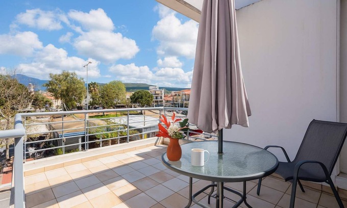 Filiatra Appartement | Filiatra Cozy Cental Retreats with Balconies