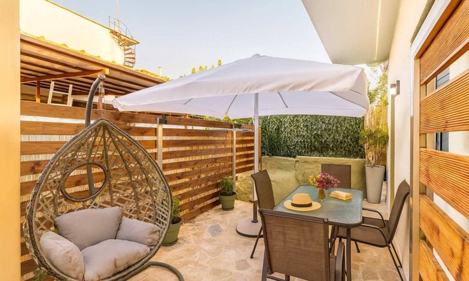 Filiatra Appartement | Filiatra Welcoming Hideaway - A Cozy Urban Escape
