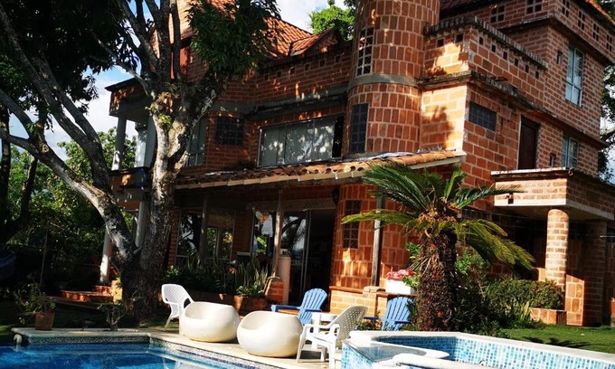 Sopetran Maison | Finca con forma de castillo y piscina en Sopetrán