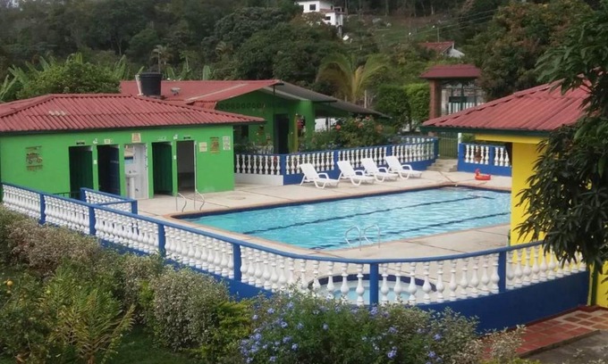 El Colegio Maison | Finca Las Orquideas Mesitas del Colegio