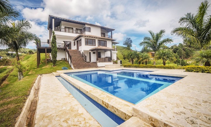 Guatape Villa | Finca sur le lac Guatape avec piscine à débordement et jacuzzi