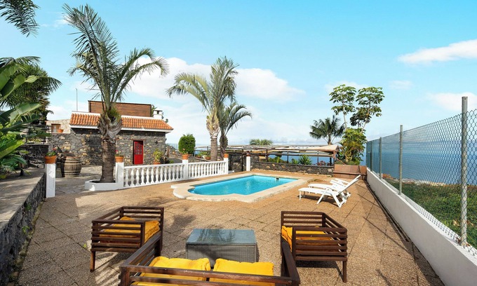 Los Realejos Villa | "Finca Viña Maria" avec vue sur la mer, piscine privée et Wi-Fi.