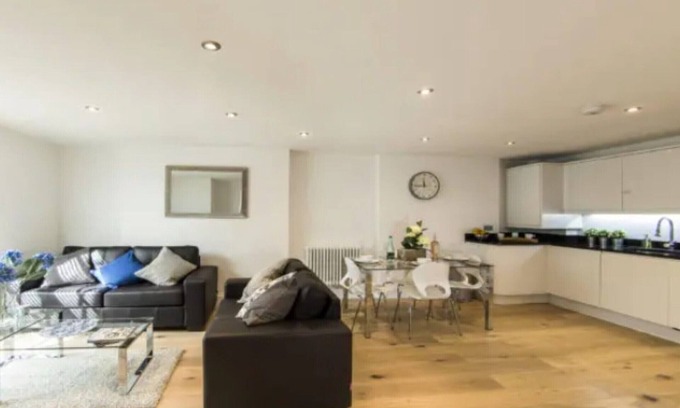 Finchley Church End Appartement | Finchley central - spacious ground floor apartment