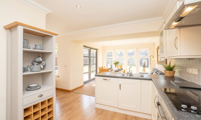 Aberdeen Maison | ✪ Find DWELLCOME HOME Ltd ✪ 5 Double Bed House ✪ Drive