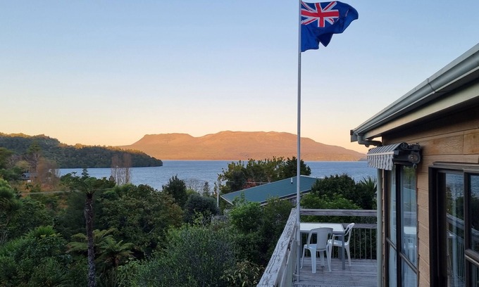 Lake Tarawera Maison | Si la paix est ce que vous cherchez, vous la trouverez ici!