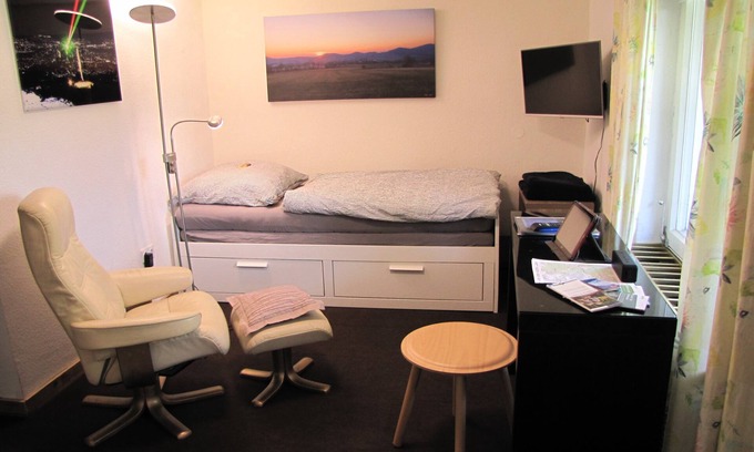 Bad Wilhelmshoehe Appartement | Amende - Calme - Pratique pour les transports: Appartement "Hugo37" au Bergpark Bad Wilhemlshöhe