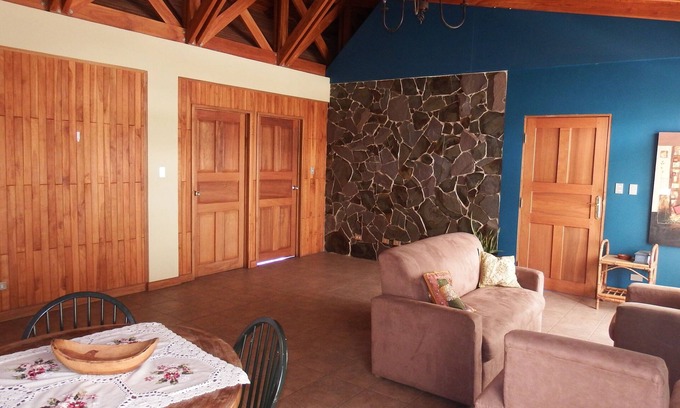 La Guaria Appartement | Fine-Wood Apartment in a Treat Location