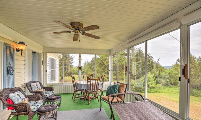 Himrod Maison | Maison sur le lac Seneca avec véranda près de la rampe de mise à l'eau!