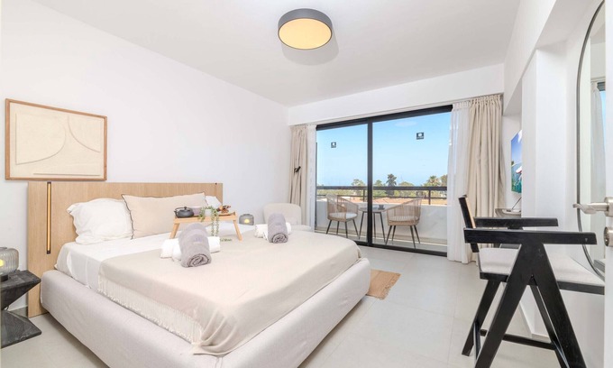 Larnaca Appartement | Finikoudes Marina View 202 - Charming Larnaca Centre Getaway