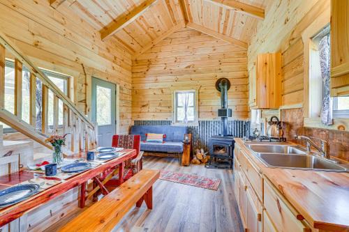 Winona County Maison | Fins and Flowers Lewiston Cabin with Trout Fishing!